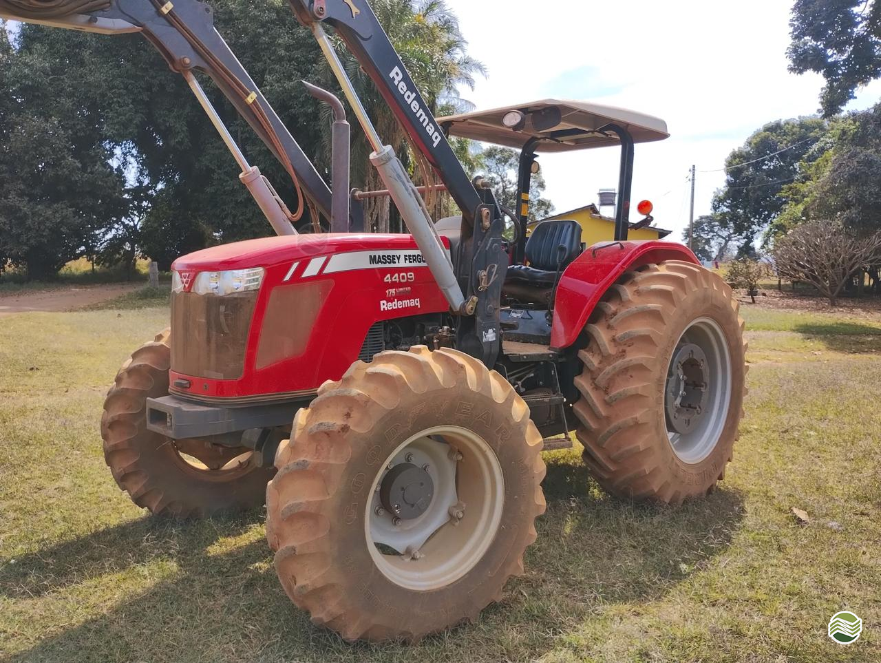 TRATOR MASSEY FERGUSON MF 4409 Tração 4x4 Machine Tratores LAVRAS MINAS GERAIS MG
